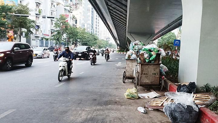 Rác thải chưa phân loại vứt bừa bãi trên đường phố Thủ đô.