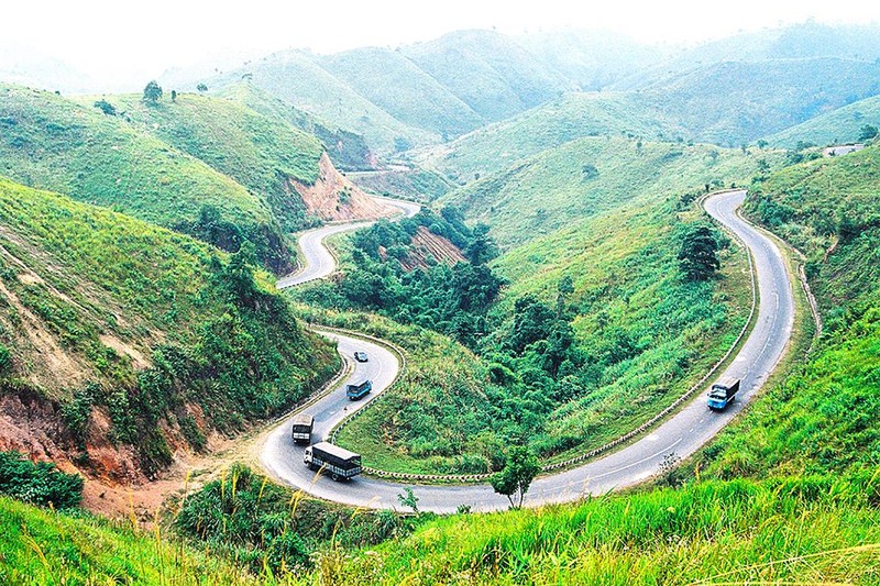 Đèo Phượng Hoàng trên quốc lộ 26, tuyến giao thông huyết mạch nối Đắk Lắk với Khánh Hòa và các tỉnh duyên hải Nam Trung Bộ.