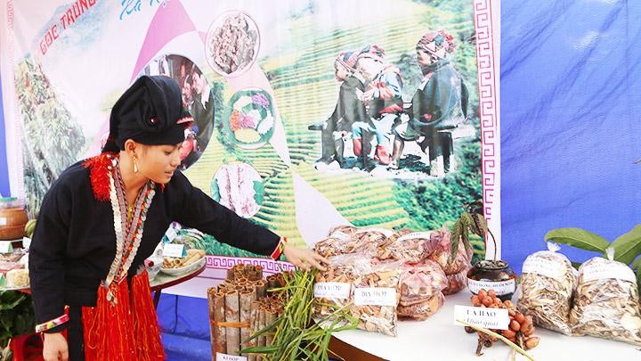 Giới thiệu nét văn hóa đặc sắc trong hội chợ ở Văn Chấn, Yên Bái.