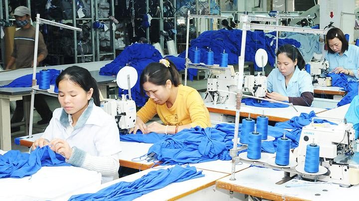Các nhà sản xuất dệt may đặt mục tiêu thu về 21 tỷ USD từ xuất khẩu trong nửa cuối năm nay. Ảnh: NGUYỆT ANH