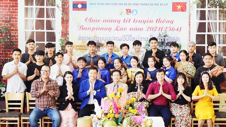 Đoàn Trường đại học Đà Lạt tổ chức cho sinh viên Lào đón Tết Bunpimay.
