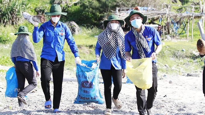 Đoàn viên, thanh niên thu gom rác tại đảo Phú Quý.