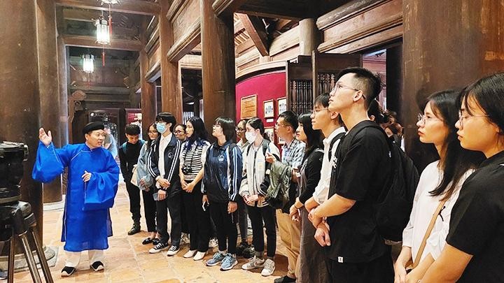 TS Đinh Thanh Hiếu giảng đọc câu đối cho sinh viên ngành Hán Nôm tại Nhà Thái học, Văn Miếu - Quốc Tử Giám năm 2022.