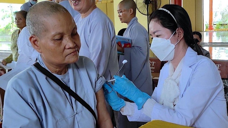 Các đơn vị chức năng Cà Mau tăng cường khám sàng lọc, tiêm vaccine phòng Covid-19 trong nhân dân. 