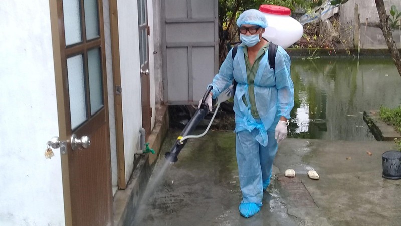 Nhiều địa phương ở Thái Bình tổ chức phun khử khuẩn, vệ sinh môi trường ngăn ngừa dịch bệnh phát sinh.