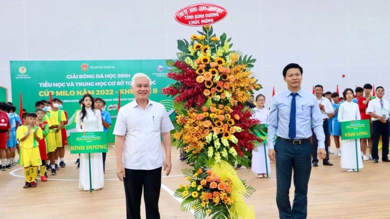 Bí thư Tỉnh ủy Bình Dương Nguyễn Văn Lợi (bên trái) trao tặng hoa chúc mừng giải bóng đá.