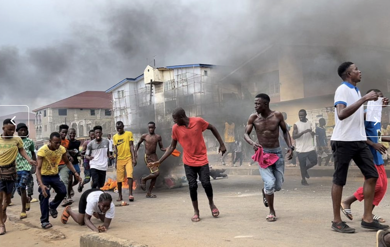 Người biểu tình chống chính phủ ở Sierra Leone ngày 10/8. (Ảnh: Reuters)