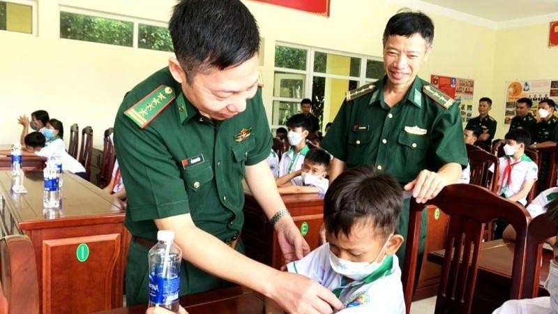 Đại tá Đỗ Quang Thấm, Phó Chính ủy Bộ Chỉ huy Bộ đội Biên phòng Đắk Lắk thăm hỏi các cháu “Con nuôi Đồn biên phòng” tham dự chương trình.