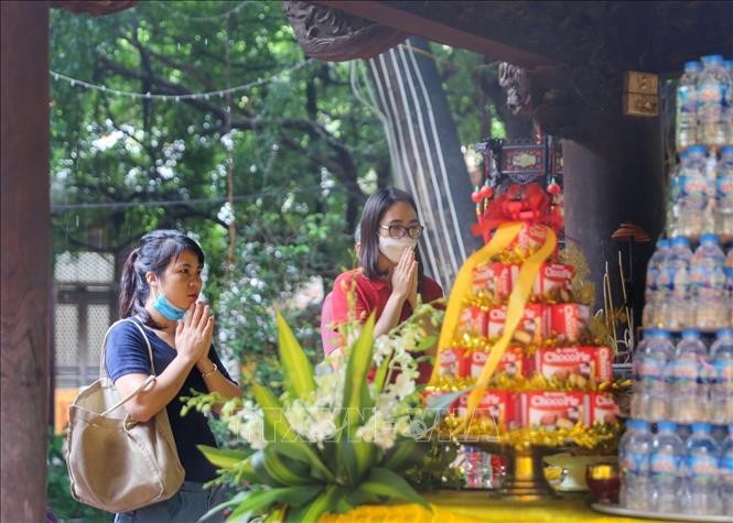 Cho dù trời mưa to, người dân tới chùa Phúc Khánh thành tâm cầu khấn dịp Lễ Vu Lan.