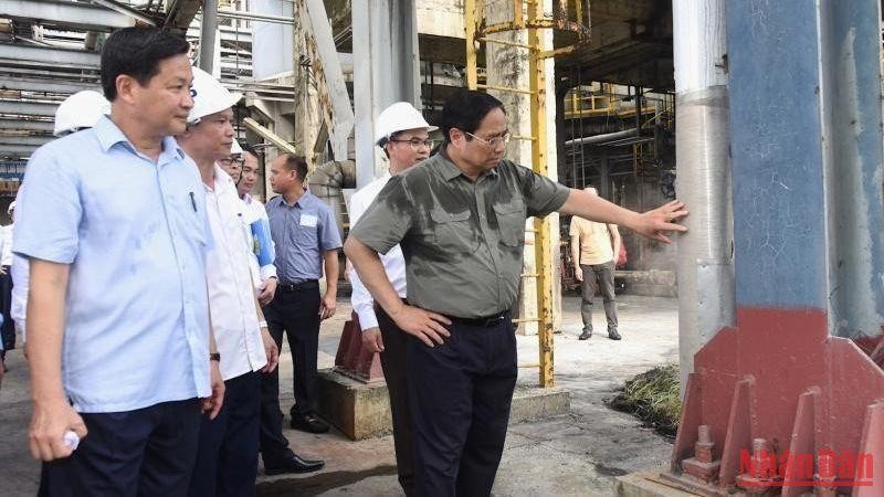 Thủ tướng Phạm Minh Chính kiểm tra hoạt động của Nhà máy Đạm Ninh Bình.