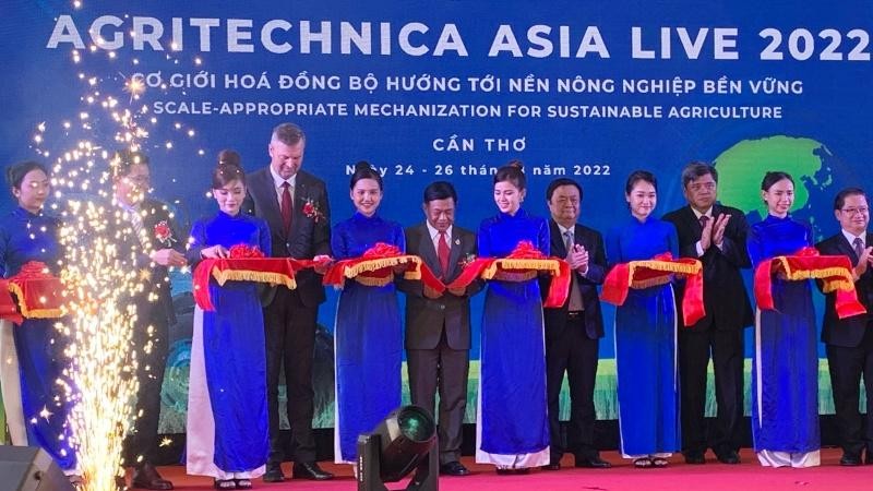 Các đại biểu cắt băng khai mạc sự kiện Agritechnica Asia Live năm 2022.