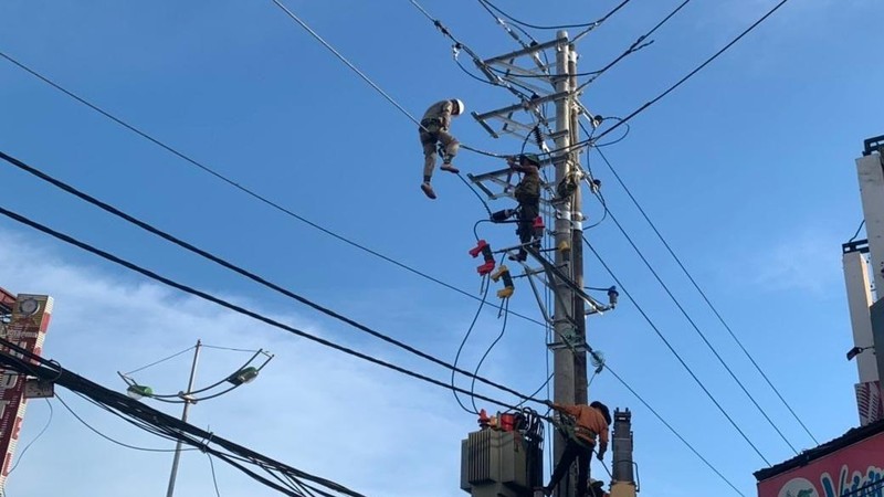 Công nhân Điện lực Điện Biên thực hiện cải tạo đường dây 22KV.