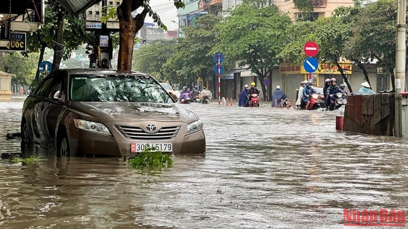 Thành phố Nam Định mênh mông nước sau đêm mưa lớn ảnh 1