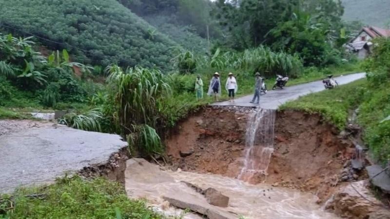 Phú Thọ: Di dời 42 hộ dân do mưa lũ và sạt lở ảnh 1