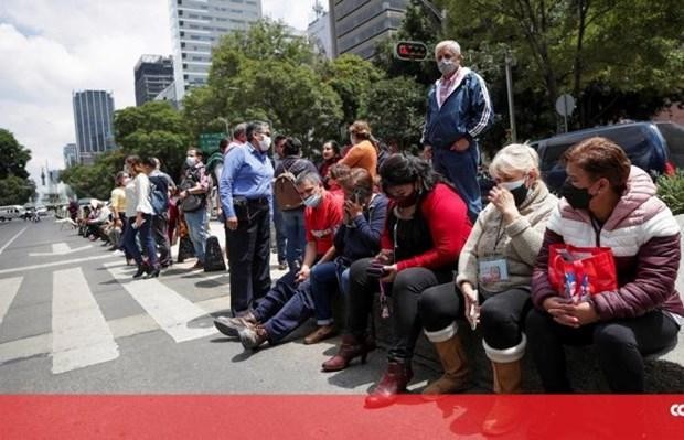 Người dân chạy xuống đường sau khi các tòa nhà rung lắc dữ dội. (Nguồn: portugal.postsen.com)