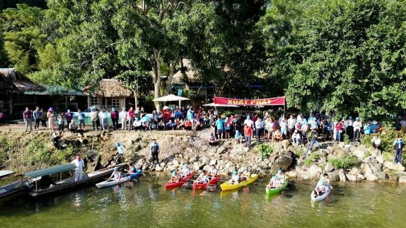 Lần đầu tiên đua thuyền Kayak trên sông Đà ảnh 1