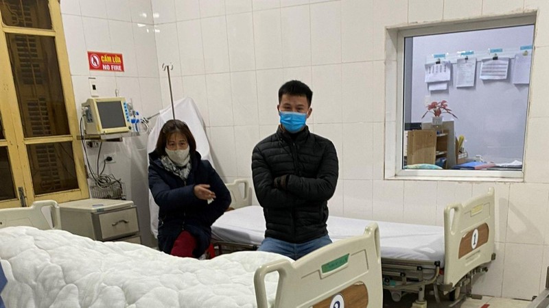 Đại diện gia đình bên thi thể anh Bích tại Bệnh viện đa khoa huyện Vũ Thư (tỉnh Thái Bình).