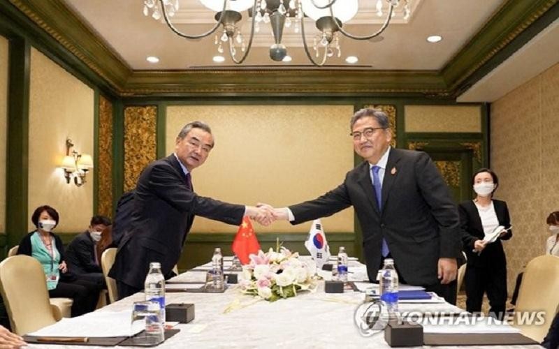 Bộ trưởng Ngoại giao Trung Quốc Vương Nghị (trái) hội đàm với người đồng cấp Hàn Quốc Park Jin. (Nguồn: Yonhap)