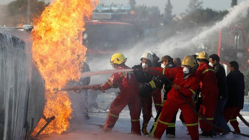 Lực lượng cứu hỏa nỗ lực dập lửa trong vụ 1 xe tải chở nhiên liệu bốc cháy ở Tripoli, Libya. (Ảnh minh họa: Reuters)