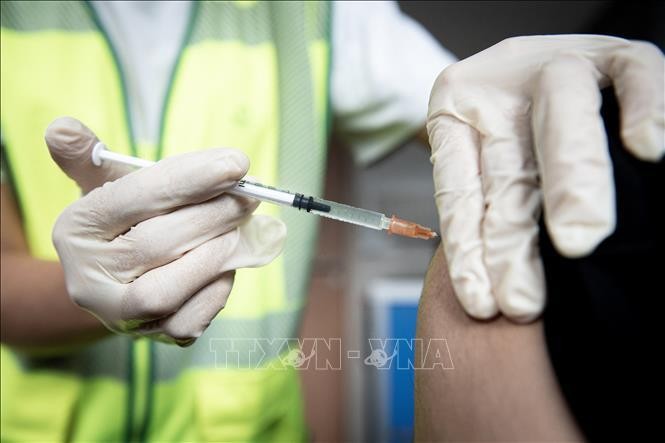 Nhân viên y tế tiêm vaccine phòng bệnh đậu mùa khỉ cho người dân ở Paris, Pháp, ngày 27/7/2022. (Ảnh: AFP/TTXVN)