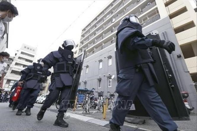 Cảnh sát điều tra tại hiện trường vụ nổ súng vào cựu Thủ tướng Abe Shinzo tại Nara, Nhật Bản, ngày 8/7/2022. (Ảnh: Kyodo/TTXVN)