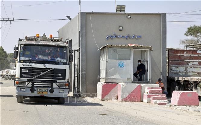 Xe tải chở hàng đi qua cửa khẩu Kerem Shalom giữa Israel và Dải Gaza, tại Rafah, ngày 1/9/2021. (Ảnh tư liệu: AFP/TTXVN)