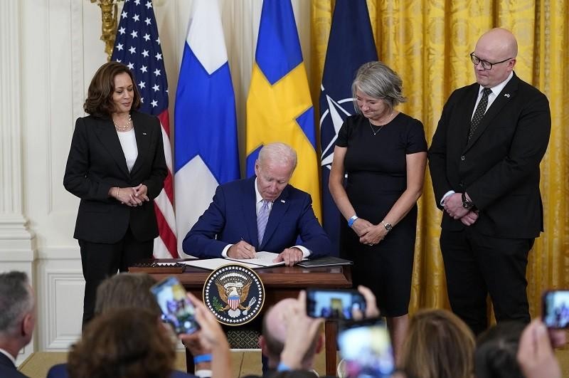 Tổng thống Mỹ Joe Biden ký "thư phê chuẩn", đồng ý cho Phần Lan và Thụy Điển gia nhập NATO. (Ảnh: AP)