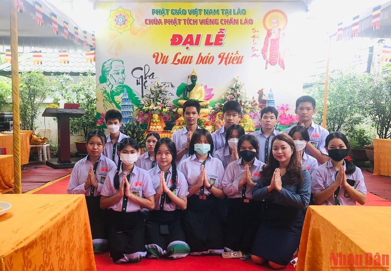 Các học sinh người Việt ở thủ đô Vientiane (Lào) tham dự Đại lễ Vu lan báo hiếu.