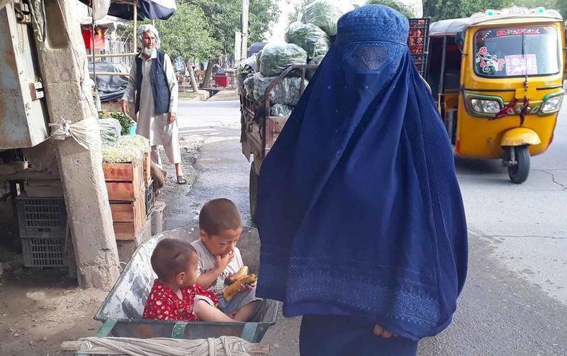 Phụ nữ và trẻ em là những đối tượng bị ảnh hưởng nhiều nhất bởi cuộc khủng hoảng nhân đạo hiện nay ở Afghanistan. (Ảnh: UNAMA)