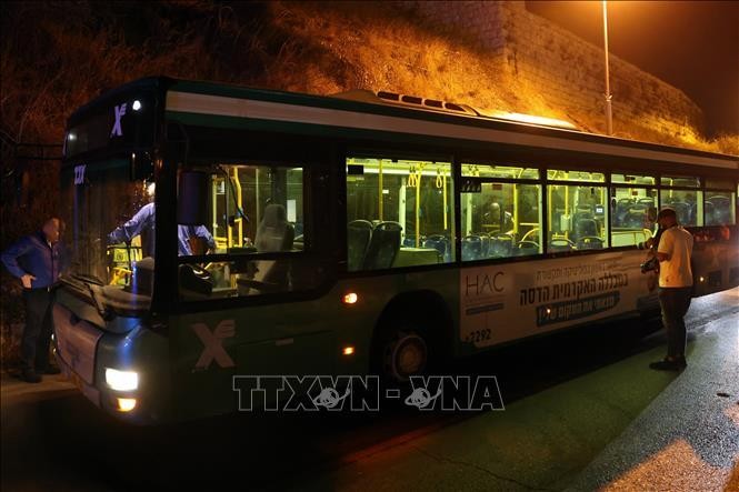 Lực lượng an ninh Israel điều tra tại hiện trường vụ nổ súng vào xe buýt ở Jerusalem, ngày 14/8/2022. (Ảnh: AFP/TTXVN)