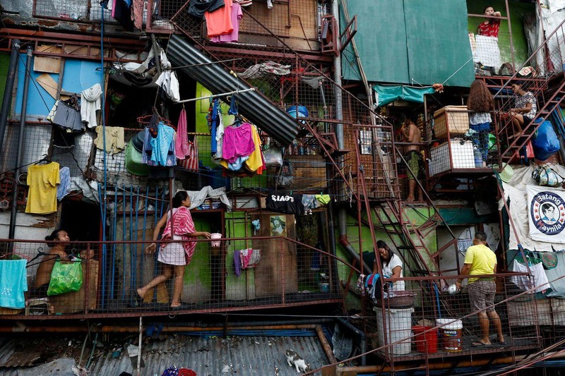 Sinh hoạt hằng ngày của người dân Philippines tại 1 khu dân cư ở Tondo, Manila, trong bối cảnh giãn cách xã hội để chống dịch Covid-19, ngày 4/5/2020. (Ảnh: Reuters)