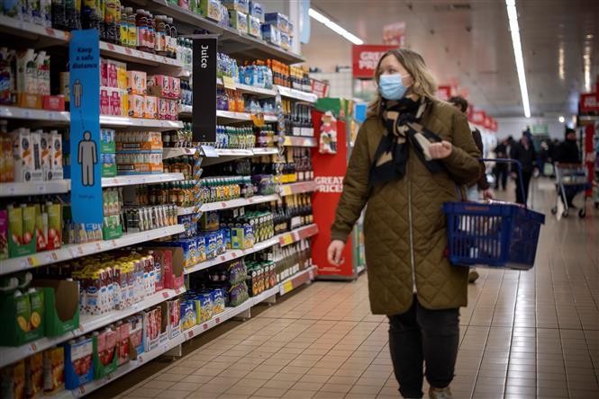 Người dân mua sắm tại 1 siêu thị ở London, Anh, ngày 13/2/2022. (Ảnh: AFP/TTXVN)