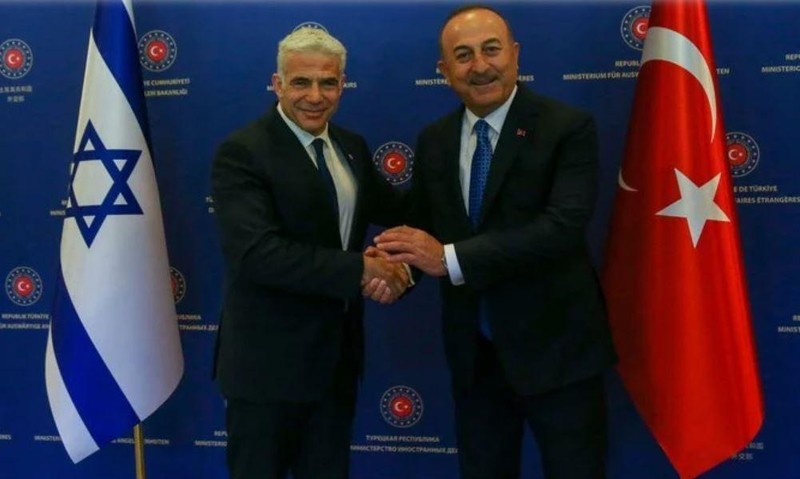 Ngoại trưởng Thổ Nhĩ Kỳ Mevlut Cavusoglu (bên phải) và người đồng cấp Israel khi đó Yair Lapid trong cuộc gặp ở Ankara. (Ảnh: AFP)
