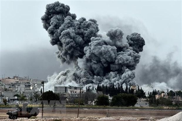 Khói bốc lên sau 1 cuộc không kích xuống thị trấn Ain al-Arab của Syria, giáp với tỉnh Sanliurfa, Thổ Nhĩ Kỳ. (Ảnh: AFP/TTXVN)