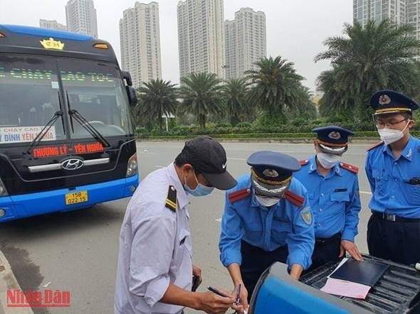 Thanh tra Sở Giao thông vận tải Hà Nội xử lý xe khách vi phạm.