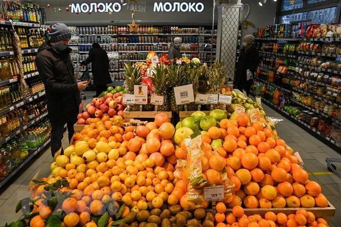 Người dân chọn mua hàng tại 1 siêu thị ở Moskva, Nga. (Ảnh: AFP/TTXVN)