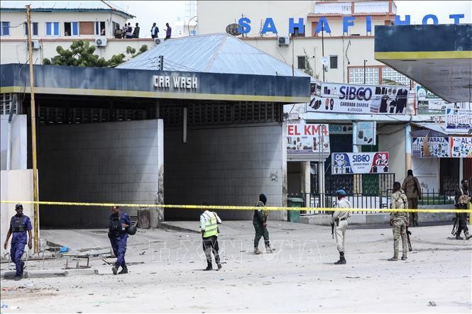 Lực lượng an ninh Somalia tuần tra tại hiện trường vụ tấn công khách sạn Hayat ở thủ đô Mogadishu của Somalia, ngày 20/8/2022. (Ảnh: AFP/TTXVN)