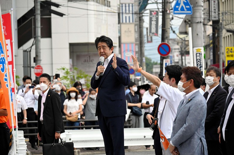 Khoảnh khắc cựu Thủ tướng Shinzo Abe phát biểu trước khi bị bắn từ phía sau ở Nara, ngày 8/7/2022. (Ảnh: Reuters)