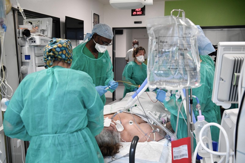 Nhân viên y tế điều trị cho bệnh nhân Covid-19 tại bệnh viện ở Saint-Denis, ngoại ô Paris, Pháp. (Ảnh: AFP/TTXVN)