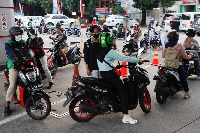 Xe máy xếp hàng chờ đổ xăng ở Jakarta, Indonesia, ngày 22/8/2022. (Ảnh: Reuters)