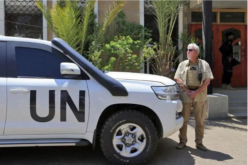 Nhân viên an ninh đứng gác bên đoàn xe chở đặc phái viên Liên hợp quốc về Yemen tại Sân bay quốc tế Sanaa ở thủ đô Yemen, ngày 11/4/2022. (Ảnh: AFP/TTXVN)