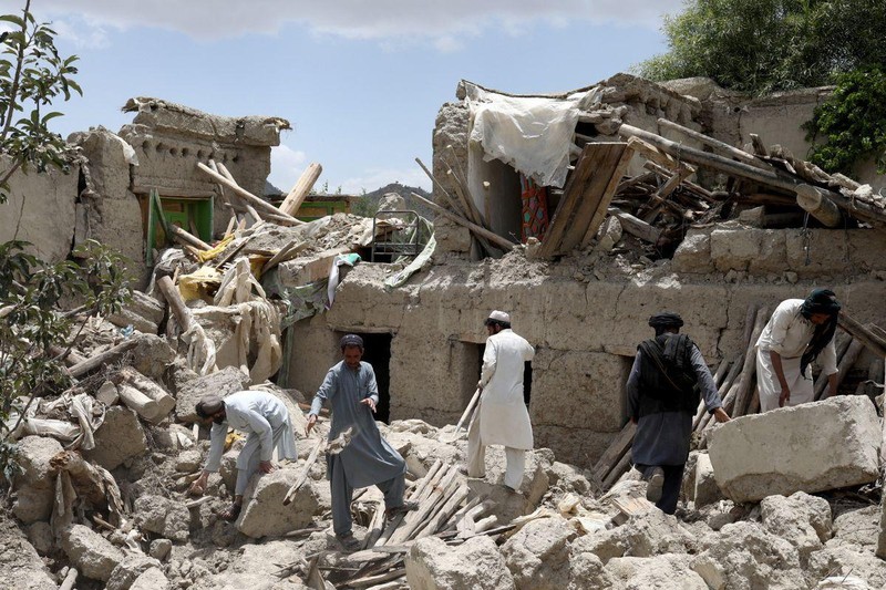 Tìm kiếm những người sống sót giữa đống đổ nát của 1 ngôi nhà bị sập trong trận động đất ở Gayan, Afghanistan, ngày 23/6/2022. (Ảnh: Reuters)