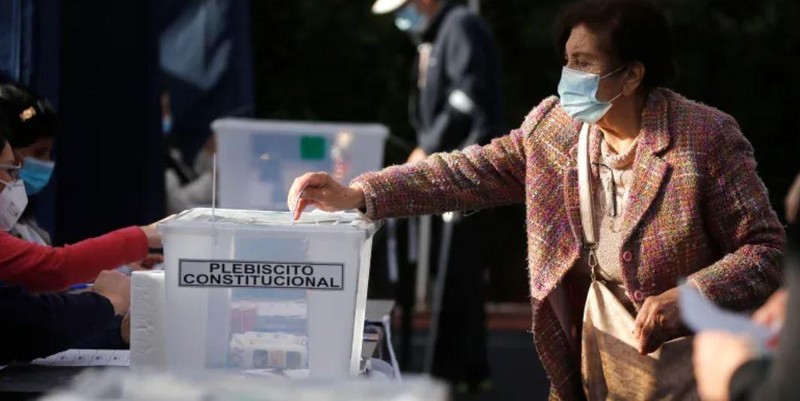 Cử tri đi bỏ phiếu ở Santiago, Chile, ngày 4/9/2022. (Ảnh: Getty Images)