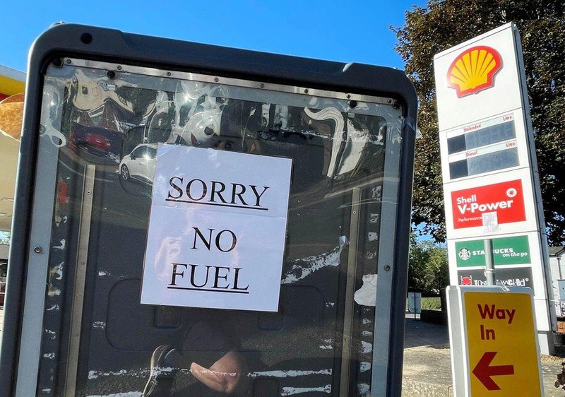 Tấm biển thông báo hết nhiên liệu tại một trạm xăng ở Hemel Hempstead, Anh. (Ảnh minh họa: Reuters)