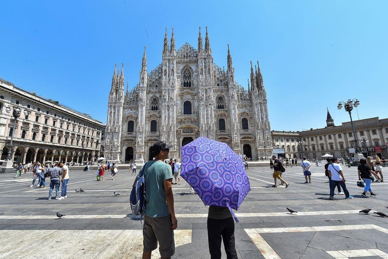 Người dân và du khách tại Quảng trường Duomo, Milan, Italia, ngày 21/7/2022. (Ảnh: Reuters)