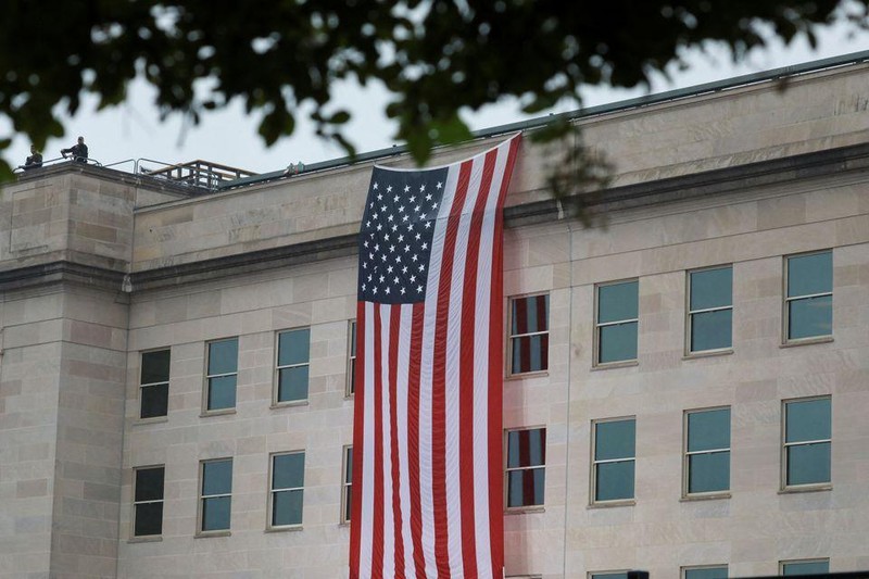 Cờ Mỹ treo tại Lầu Năm Góc ở Washington, Mỹ, ngày 11/9/2022, trong buổi lễ tưởng niệm các nạn nhân của vụ tấn công khủng bố ngày 11/9/2001. (Ảnh: Reuters)