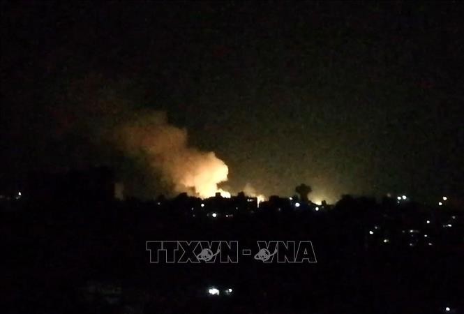 Khói lửa bốc lên sau 1 vụ không kích của Israel xuống khu vực Damascus, Syria. (Ảnh tư liệu: AFP/TTXVN)