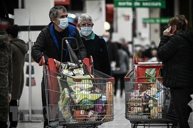 Người dân mua hàng trong siêu thị tại Bordeaux, Pháp. (Ảnh: AFP/TTXVN)