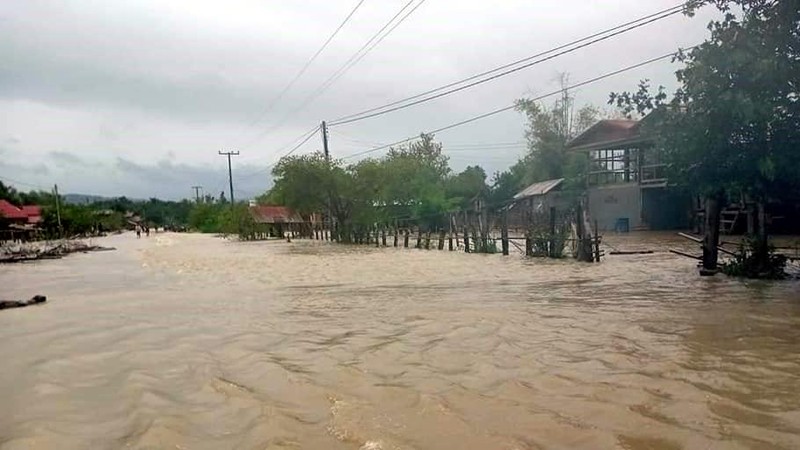 Tại huyện Sanxay, tỉnh Attapeu, nhiều khu vực bị ngập sâu trong nước, khiến nhiều nhà dân bị cô lập. (Ảnh: Báo laoedaily)