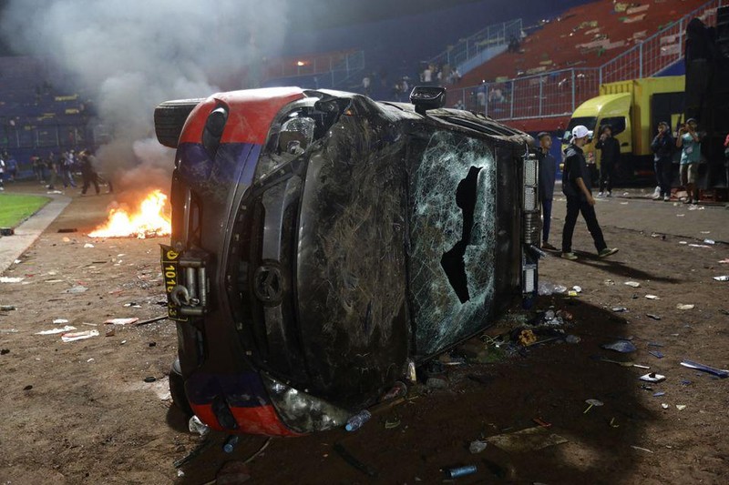 FIFA bàng hoàng trước thảm kịch bạo loạn sân cỏ ở Indonesia ảnh 1